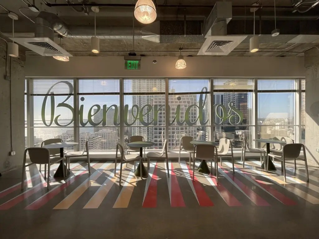 Locale Miami con vista skyline - da Visa E-2 a Green Card 2026