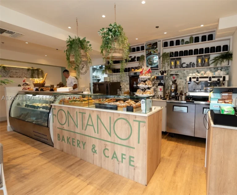 Bancone della bakery e caffetteria in vendita su Collins Avenue, Miami Beach