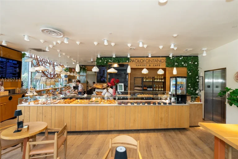 Bancone della bakery e caffetteria in vendita a Edgewater, Miami